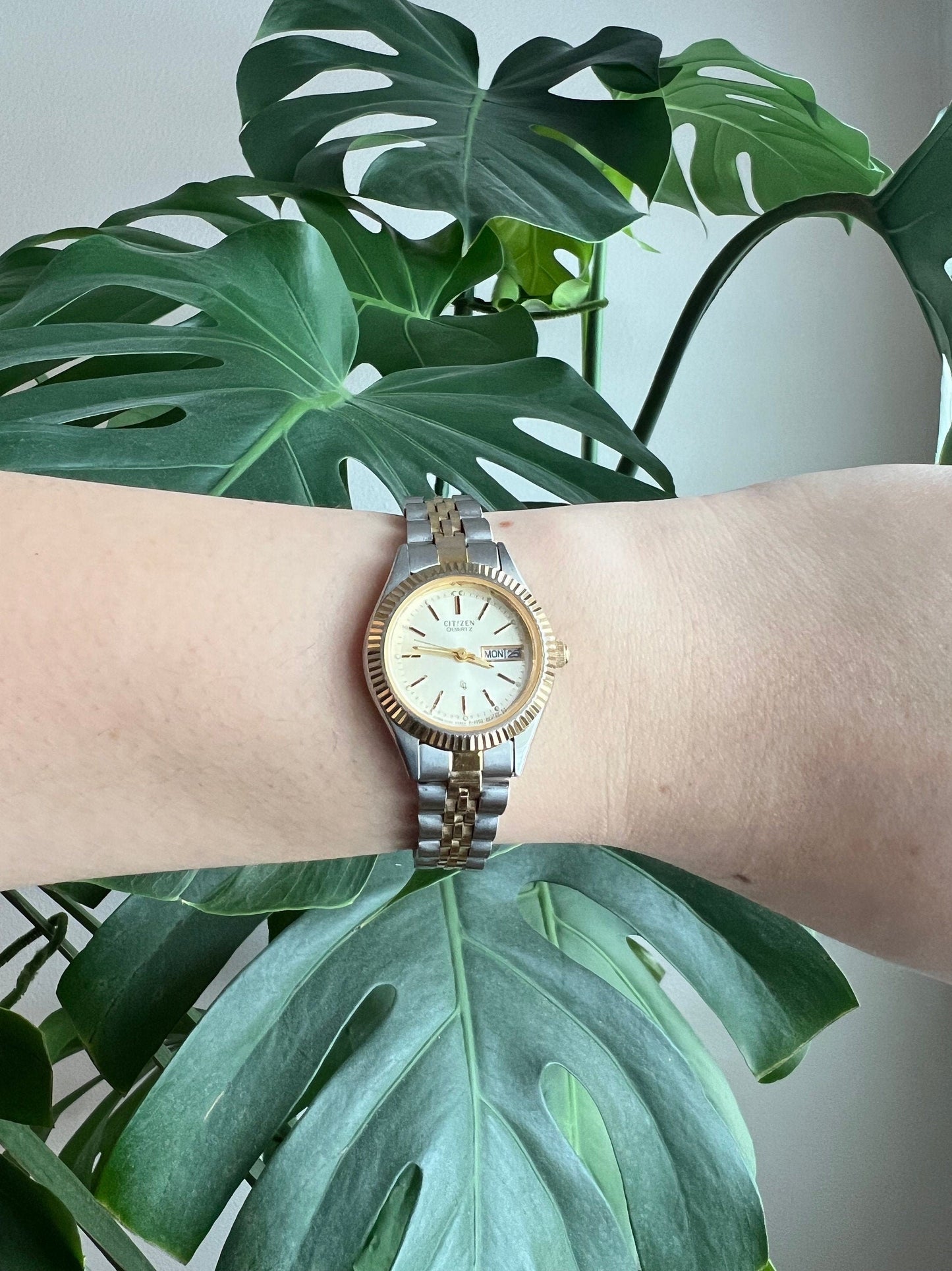 Vintage Citizen Dainty Women’s Watch | Round Gold Dial | Day Date Feature | Silver/Gold Tone