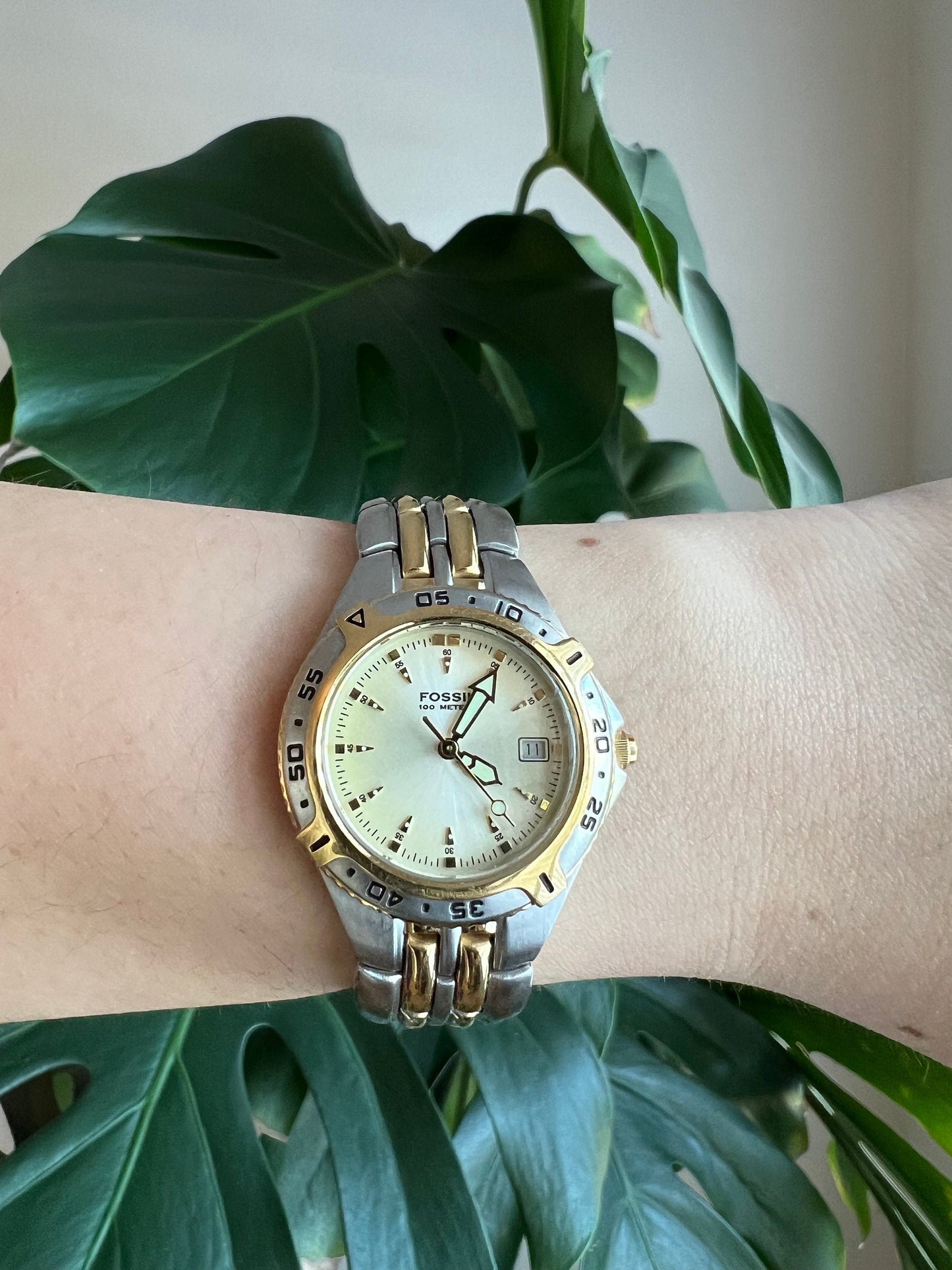 Vintage Fossil Chunky Women’s Watch | Round Gold Dial | Light Green Details | Date Feature | Silver/Gold Tone