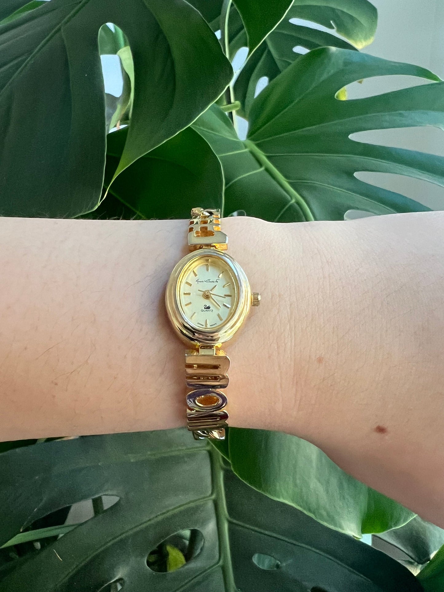 Vintage Gloria Vanderbilt “#1 Mom” Dainty Watch | Oval Gold Dial | Gold Tone