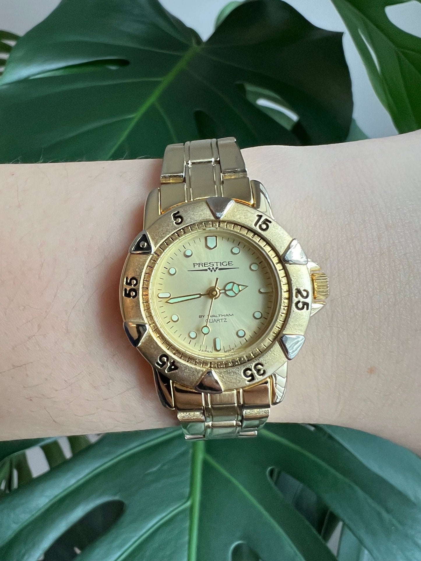 Vintage Prestige Dainty Women’s Watch | Gold Round Dial | Green Details | Gold Tone