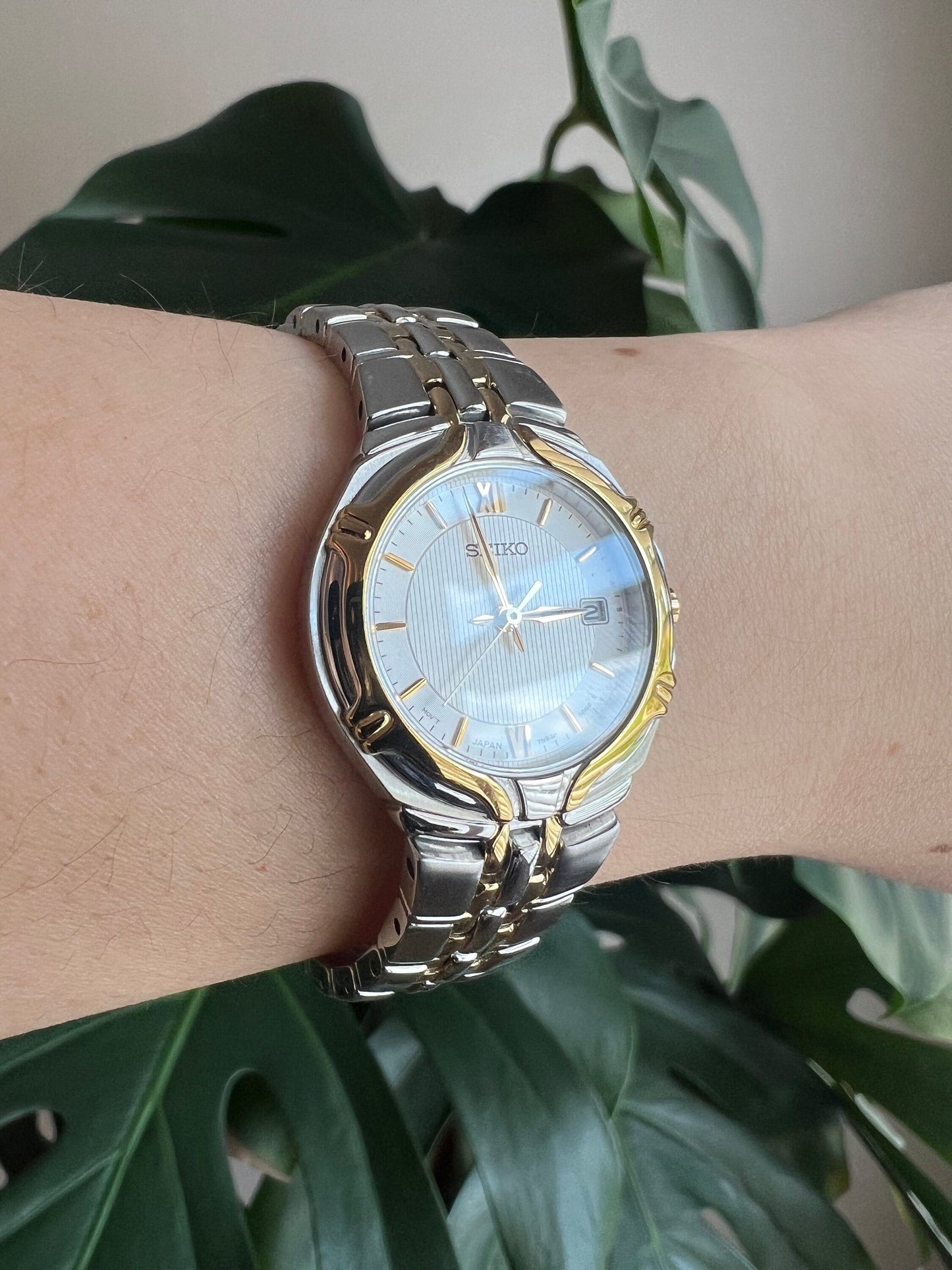 Vintage Seiko Dainty Women’s Watch | Round Silver Dial | Date Feature | Silver/Gold Tone