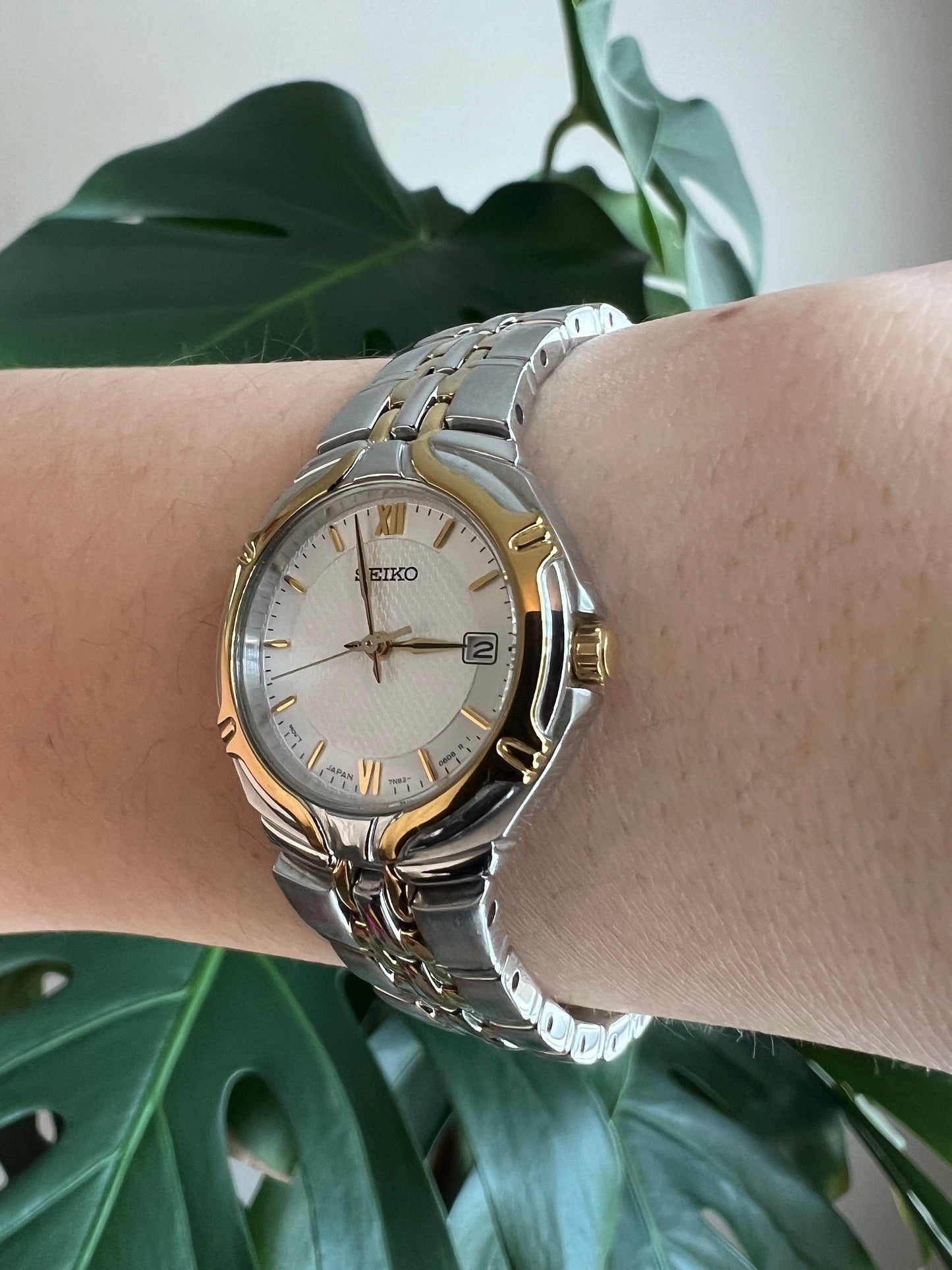 Vintage Seiko Dainty Women’s Watch | Round Silver Dial | Date Feature | Silver/Gold Tone