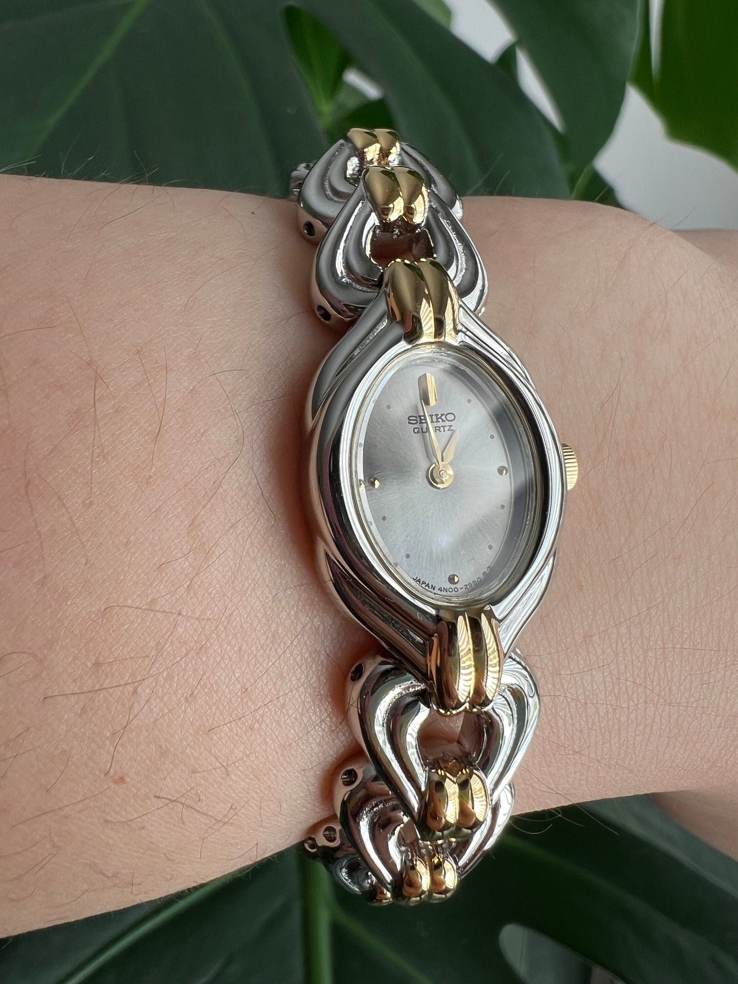 Vintage Seiko Dainty Women’s Watch | Silver Oval Dial | Silver/Gold Tone