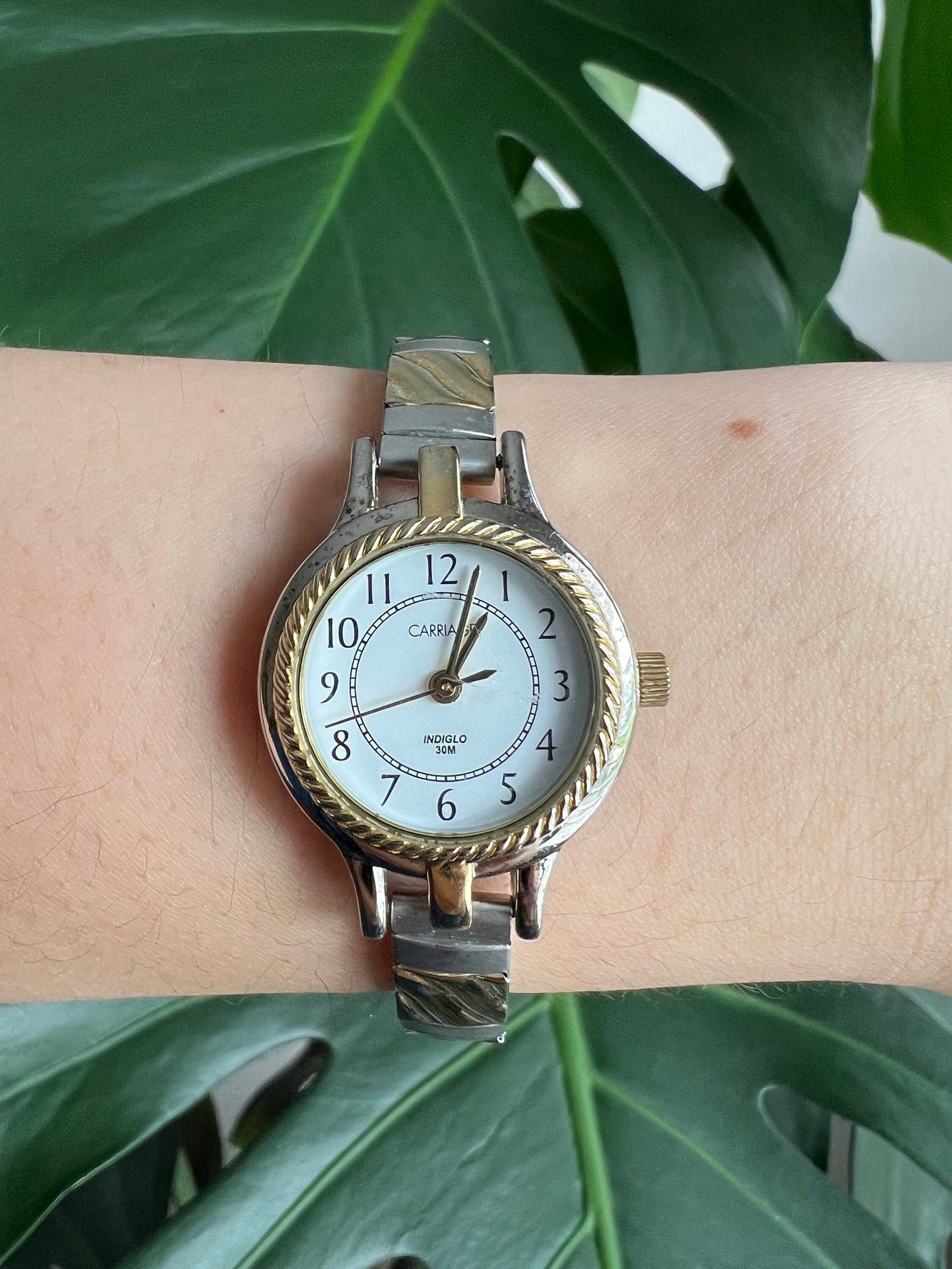 Vintage Carriage Dainty Women’s Watch | Round White Dial | Twisted Bezel Design | Gold/Silver Tone | Stretchy Band