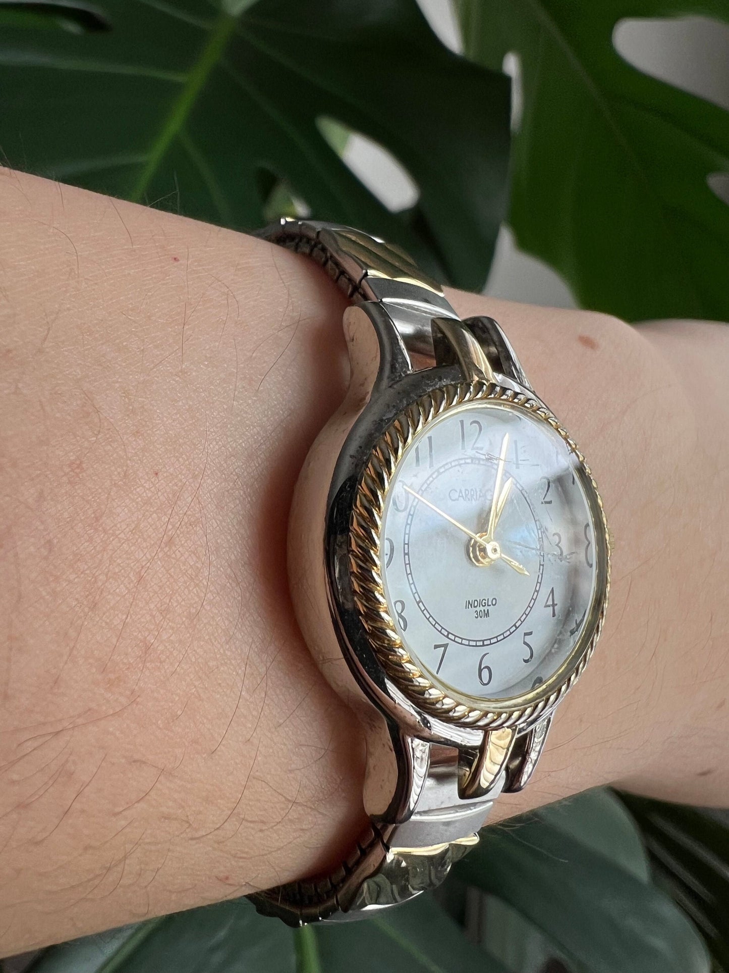 Vintage Carriage Dainty Women’s Watch | Round White Dial | Twisted Bezel Design | Gold/Silver Tone | Stretchy Band