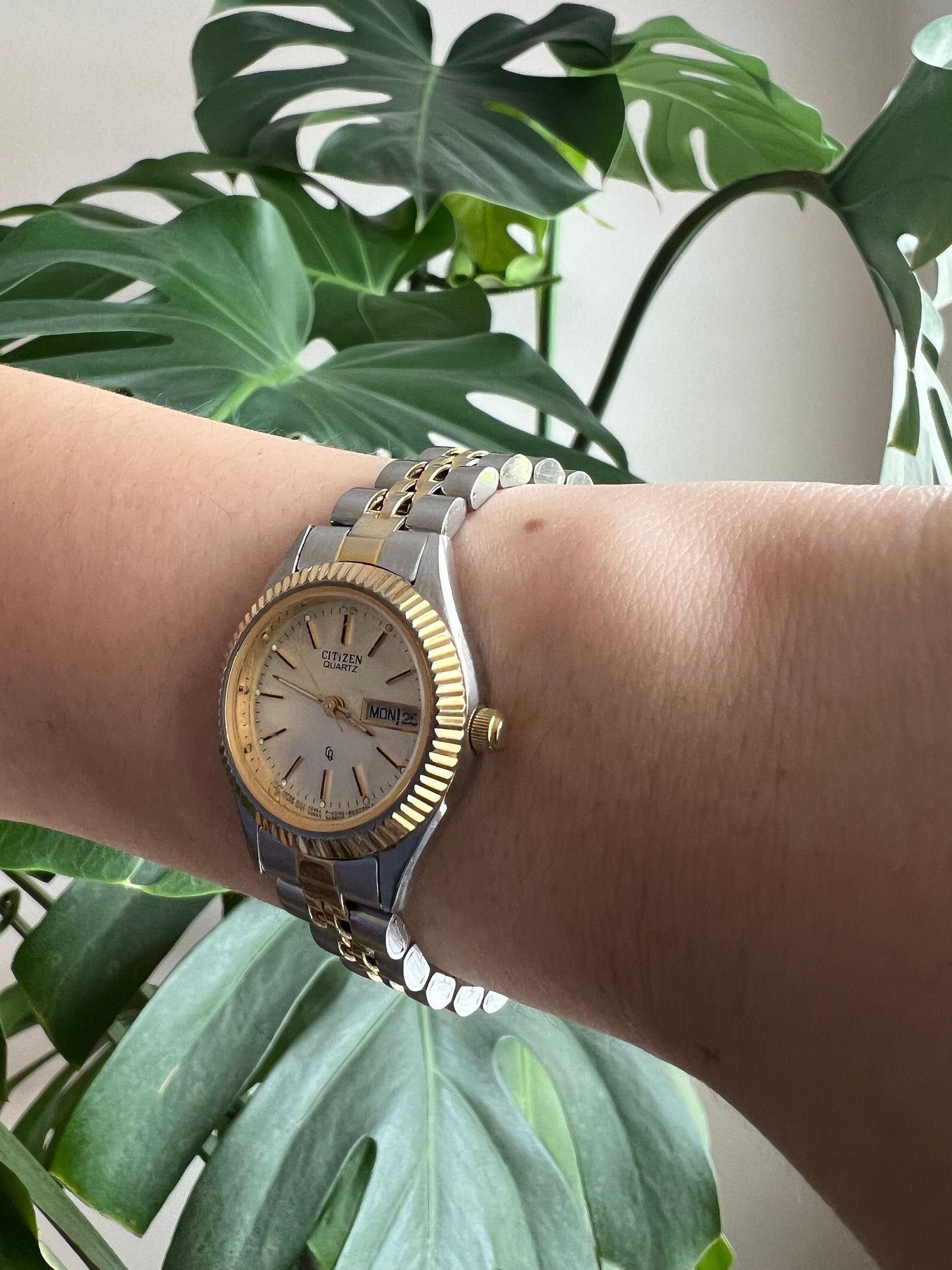 Vintage Citizen Dainty Women’s Watch | Round Gold Dial | Day Date Feature | Silver/Gold Tone