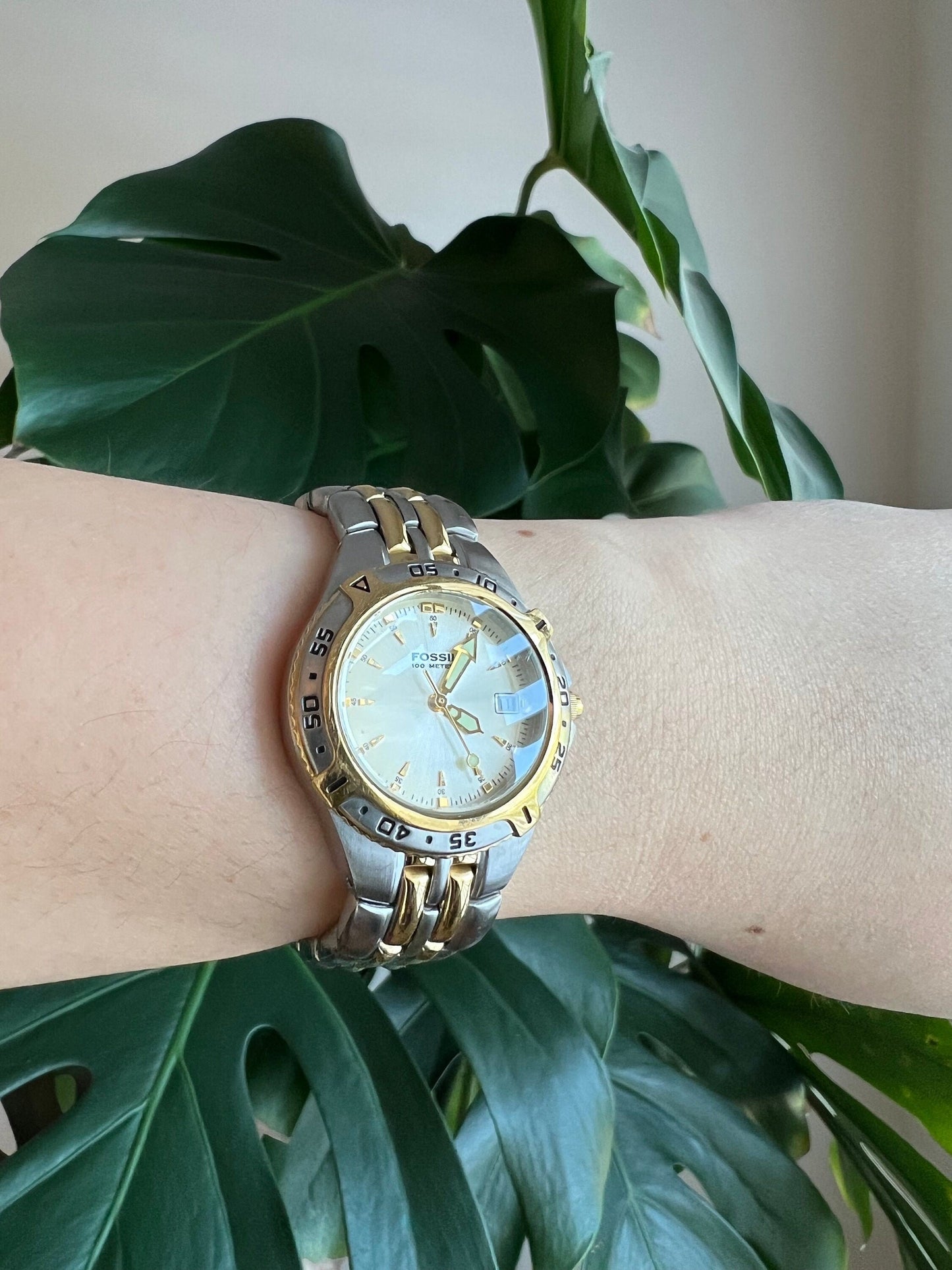 Vintage Fossil Chunky Women’s Watch | Round Gold Dial | Light Green Details | Date Feature | Silver/Gold Tone