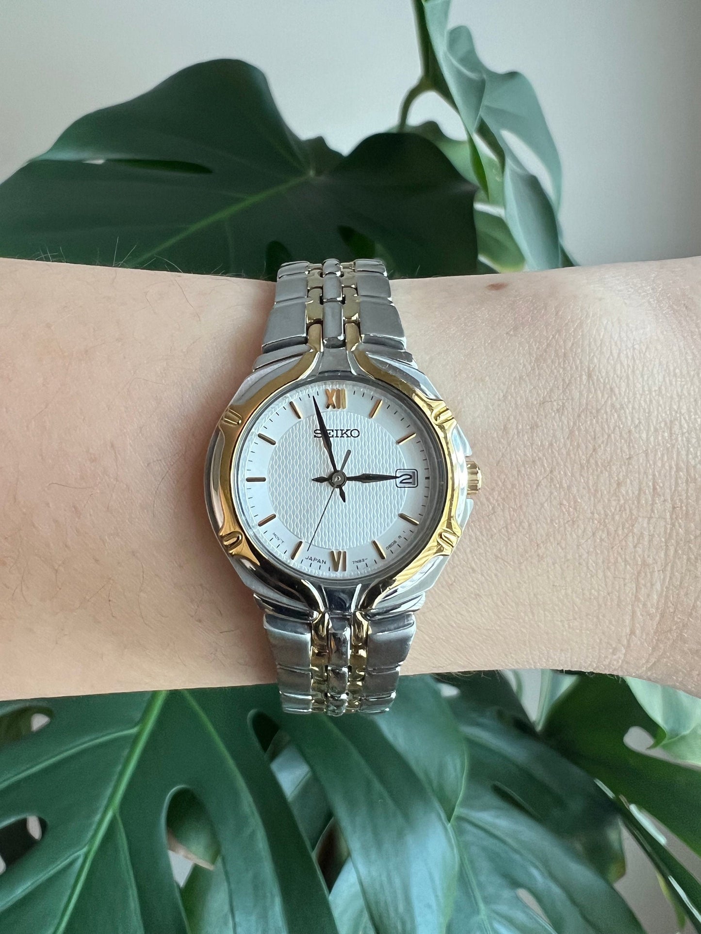 Vintage Seiko Dainty Women’s Watch | Round Silver Dial | Date Feature | Silver/Gold Tone