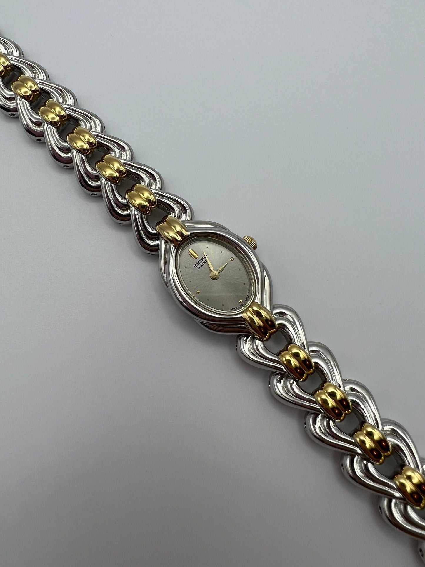 Vintage Seiko Dainty Women’s Watch | Silver Oval Dial | Silver/Gold Tone